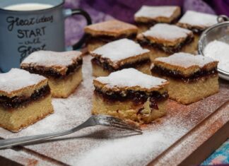 РЕЦЕПТ НА ДЕНОТ: Бисквитен колач со џем