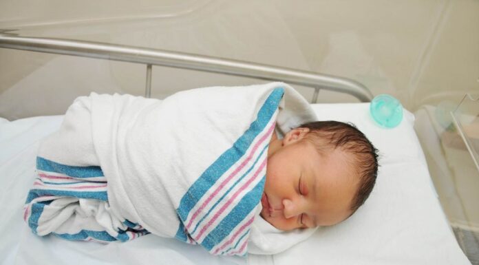 Биолозите објаснија зошто човечките потомци се раѓаат толку беспомошни – еволуцијата направила компромис