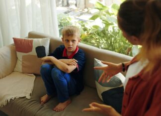 Не го решавајте проблемот наместо детето: Зошто поддршката е поважна од „спасувањето“