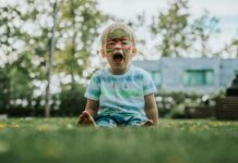 ПРАКТИЧНИ НАСОКИ ЗА РОДИТЕЛИ: 5 чекори што се важни за децата да научат да ги регулираат своите емоции