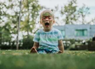 ПРАКТИЧНИ НАСОКИ ЗА РОДИТЕЛИ: 5 чекори што се важни за децата да научат да ги регулираат своите емоции