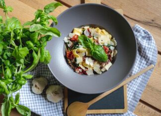 РЕЦЕПТ НА ДЕНОТ: Ароматични тестенини со сушен домат и пилешко