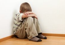 ВОДИЧ ЗА РОДИТЕЛИ: Како да препознаете дали детето се соочува со непристојност, злоба или врсничко насилство