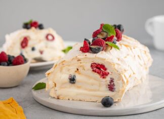 РЕЦЕПТ НА ДЕНОТ: Ролат со малини