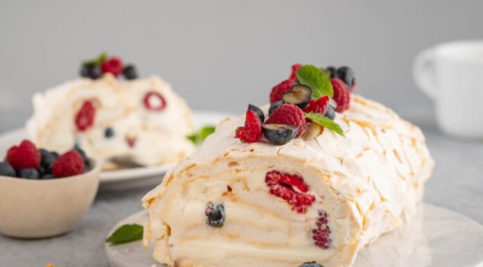 РЕЦЕПТ НА ДЕНОТ: Ролат со малини