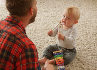 Музиката го подготвува бебешкиот мозок за говор: Што открива новото истражување?