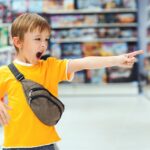 Како да реагирате кога детето прави „драма“ во продавница?