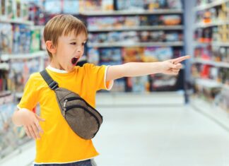 Како да реагирате кога детето прави „драма“ во продавница?