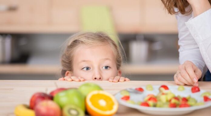 Колку навистина треба да јаде детето? На што треба да внимава секој родител