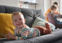 Рана изложеност на екрани кај бебиња: Зошто начинот на користење е поважен од времето