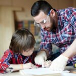 ЕДЕН ОД НАЈПОЗНАТИТЕ АМЕРИКАНСКИ ПСИХИЈАТРИ ОТКРИВА КАДЕ ГРЕШИМЕ: Родителите кои прават сè за децата, им ја крадат самодовербата!