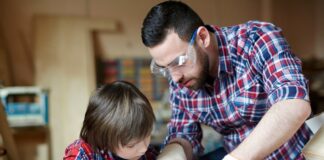 ЕДЕН ОД НАЈПОЗНАТИТЕ АМЕРИКАНСКИ ПСИХИЈАТРИ ОТКРИВА КАДЕ ГРЕШИМЕ: Родителите кои прават сè за децата, им ја крадат самодовербата!