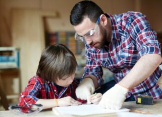 ЕДЕН ОД НАЈПОЗНАТИТЕ АМЕРИКАНСКИ ПСИХИЈАТРИ ОТКРИВА КАДЕ ГРЕШИМЕ: Родителите кои прават сè за децата, им ја крадат самодовербата!