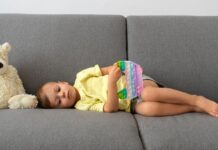 Кога детето вели „Ми е здодевно“: Пет фрази што поттикнуваат самостојна игра