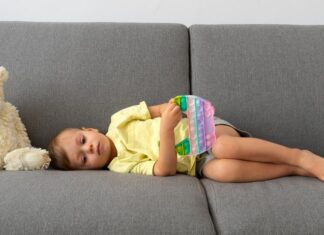 Кога детето вели „Ми е здодевно“: Пет фрази што поттикнуваат самостојна игра