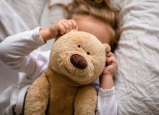Зошто сè повеќе возрасни спијат со плишани играчки? Психолозите велат – тоа е сосема нормално