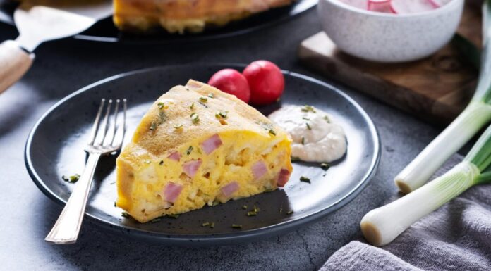 РЕЦЕПТ НА ДЕНОТ: Брза пита со сланина и кашкавал