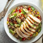 РЕЦЕПТ НА ДЕНОТ: Чудо од оброк – пилешко со киноа и печен зеленчук