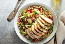 РЕЦЕПТ НА ДЕНОТ: Чудо од оброк – пилешко со киноа и печен зеленчук