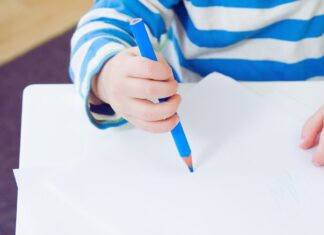 Зошто сè повеќе деца имаат проблем со држење молив – и како да им помогнете