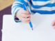Зошто сè повеќе деца имаат проблем со држење молив – и како да им помогнете