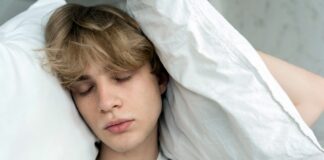 НЕДОСТИГОТ НА СОН КАЈ ТИНЕЈЏЕРИТЕ ГО МЕНУВА МОЗОКОТ: Зошто 8 часа се клучни за структурата на сивата маса?“