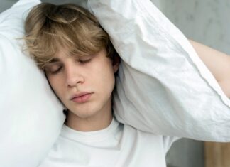 НЕДОСТИГОТ НА СОН КАЈ ТИНЕЈЏЕРИТЕ ГО МЕНУВА МОЗОКОТ: Зошто 8 часа се клучни за структурата на сивата маса?“