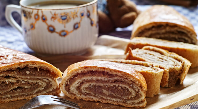 РЕЦЕПТ НА ДЕНОТ: Месена штрудла со јаболка и ореви