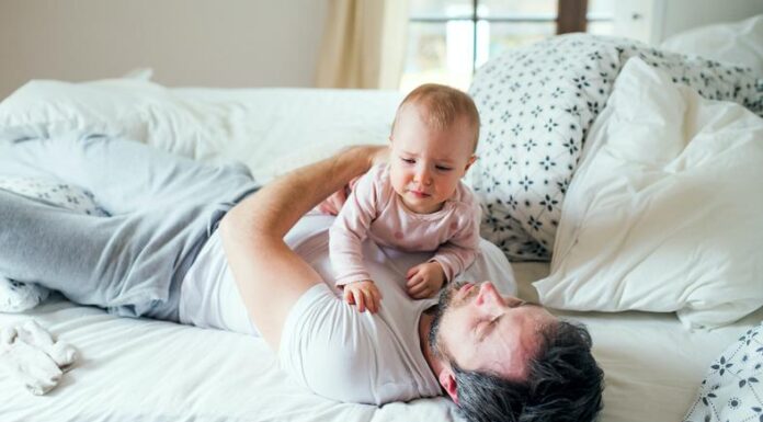 Бебето ве препознава: Еве како таткото станува извор на сигурност