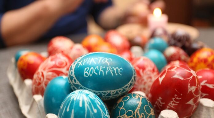 РЕЦЕПТ НА ДЕНОТ: Како да ги подготвите јајцата за бојадисување? 1 чекор е клучен за рамномерна и долготрајна боја без дамки