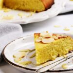 РЕЦЕПТ НА ДЕНОТ: Топол колач со лимон и бадеми