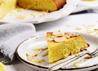 РЕЦЕПТ НА ДЕНОТ: Топол колач со лимон и бадеми