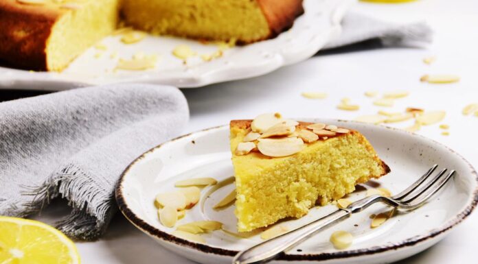 РЕЦЕПТ НА ДЕНОТ: Топол колач со лимон и бадеми