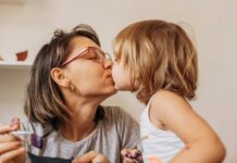 Дали е во ред да го бакнувате детето во уста? Тема што ги дели родителите