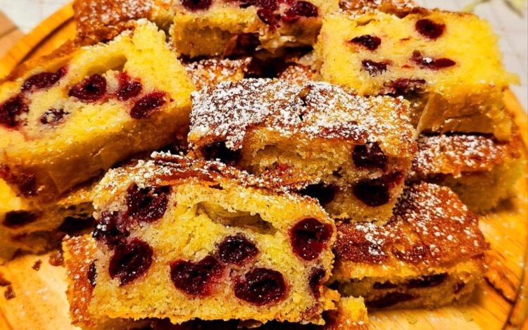 РЕЦЕПТ НА ДЕНОТ: Брз овошен колач со гриз и јогурт