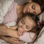 Дали треба детето да заспива само? Експертите објаснуваат зошто близината со родителот не е лоша навика