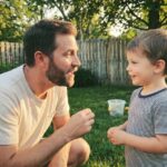 Ново истражување: Татковците чувствуваат поголем родителски притисок од мајките – најмногу поради социјалните мрежи